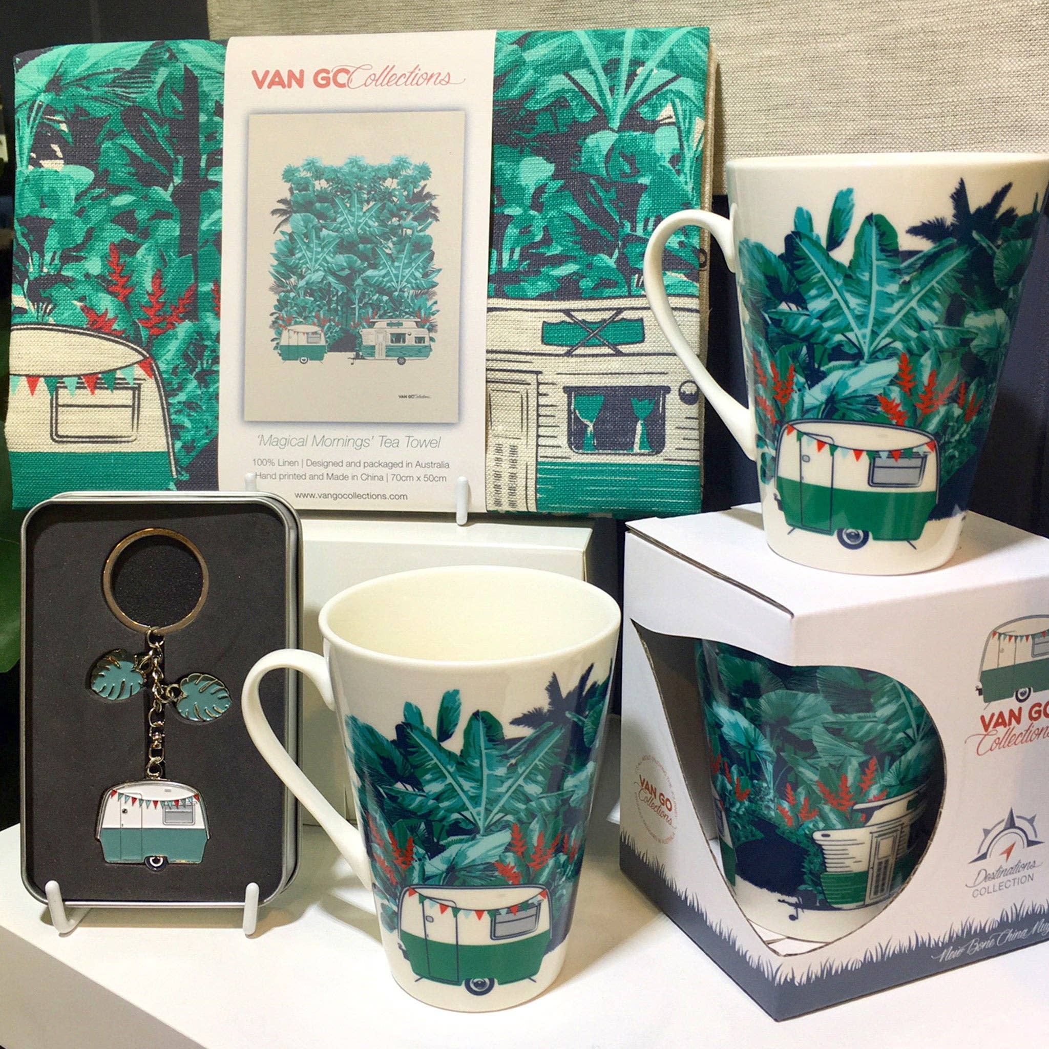 Mörkgrön Kina mugg | Destinationer Kollektion | Magiska morgnar för wholesale på Faire2