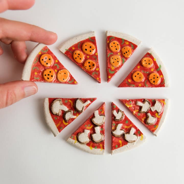 Pizza - Handmade Ceramic Magnets for wholesale by Matilde Horta
