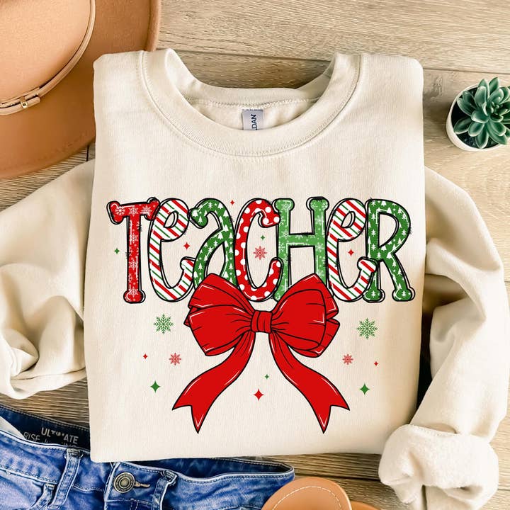 Chemise de Noël pour professeur, pull Merry Teacher, pull à nœud pour la vente par NVC Ecommerce LLC