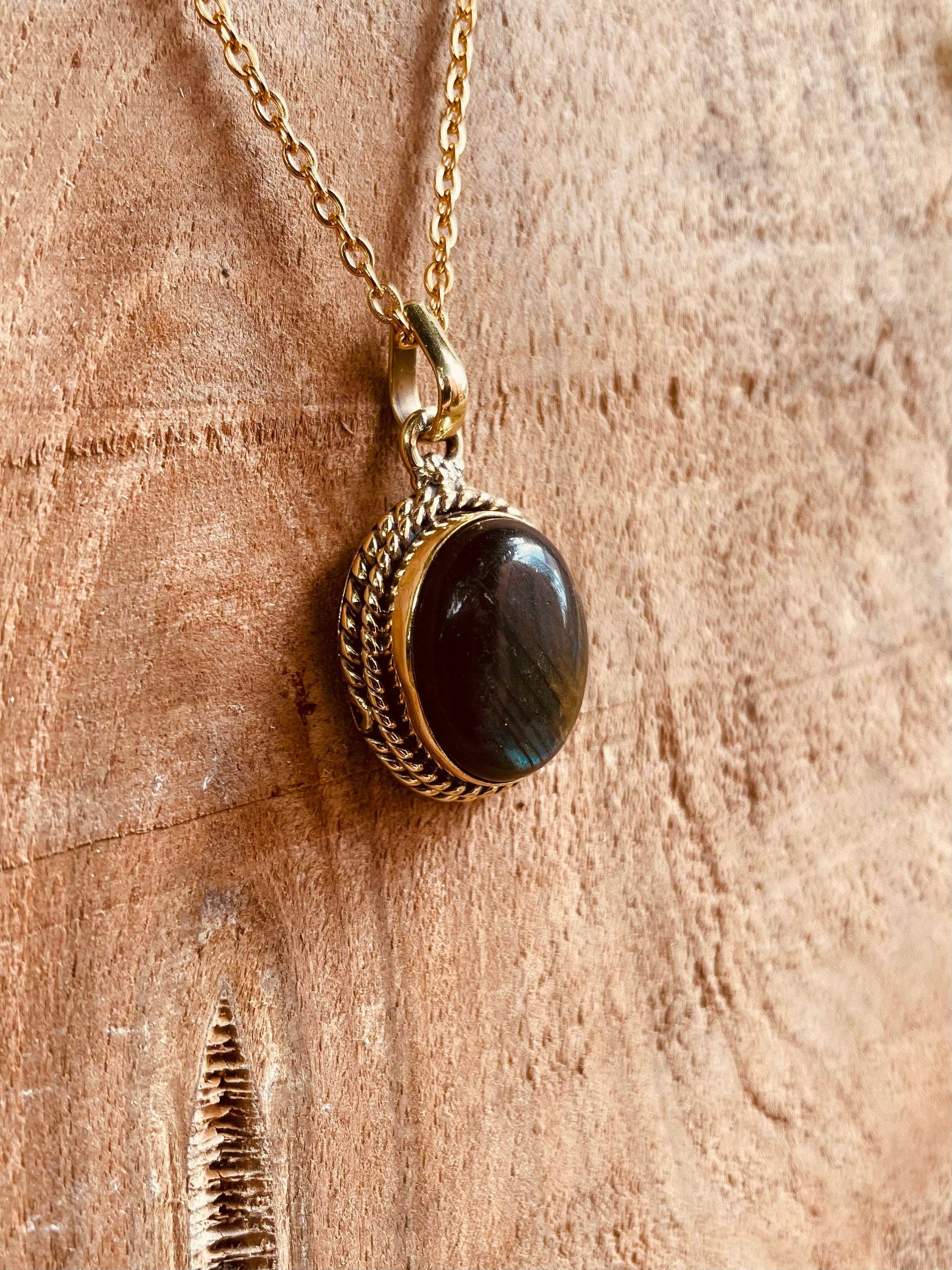 Kaali Boutique – wholesale Pendant/charm necklace – Labradorite Necklace Gold Chain Brass / Simple / Classic / Hypoallergenic / Boho / Crystal Jewelery / Ethnic / Hypoallergenic / Illuminati2