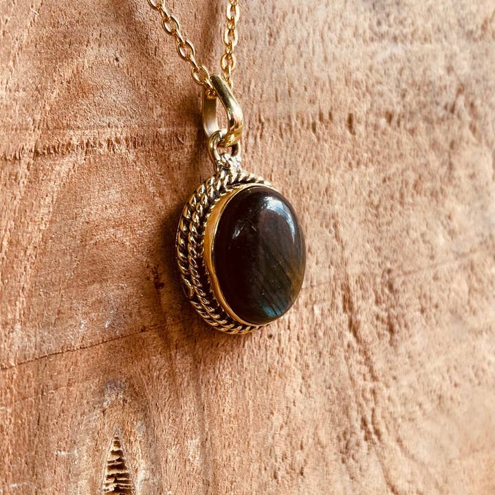 Kaali Boutique - Wholesale Pendant/Charm Necklace - Labradorite Necklace Gold Chain Brass / Simple / Classic / Hypoallergenic / Boho / Crystal Jewelery / Ethnic / Hypoallergenic / Illuminati2