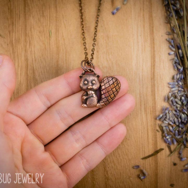 Collier en cuivre électroformé à breloque castor pour la vente par Copper Bug Jewelry