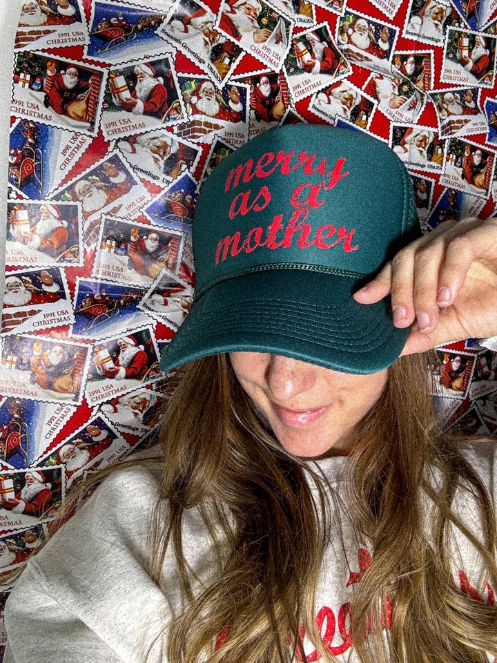 Chapeau de camionneur Merry as a Mother, bonnet de père Noël, chapeau de camionneur en maille mousse, cadeau de Noël pour maman, chapeau de camionneur amusant pour femme pour la vente par Little Mama Made It