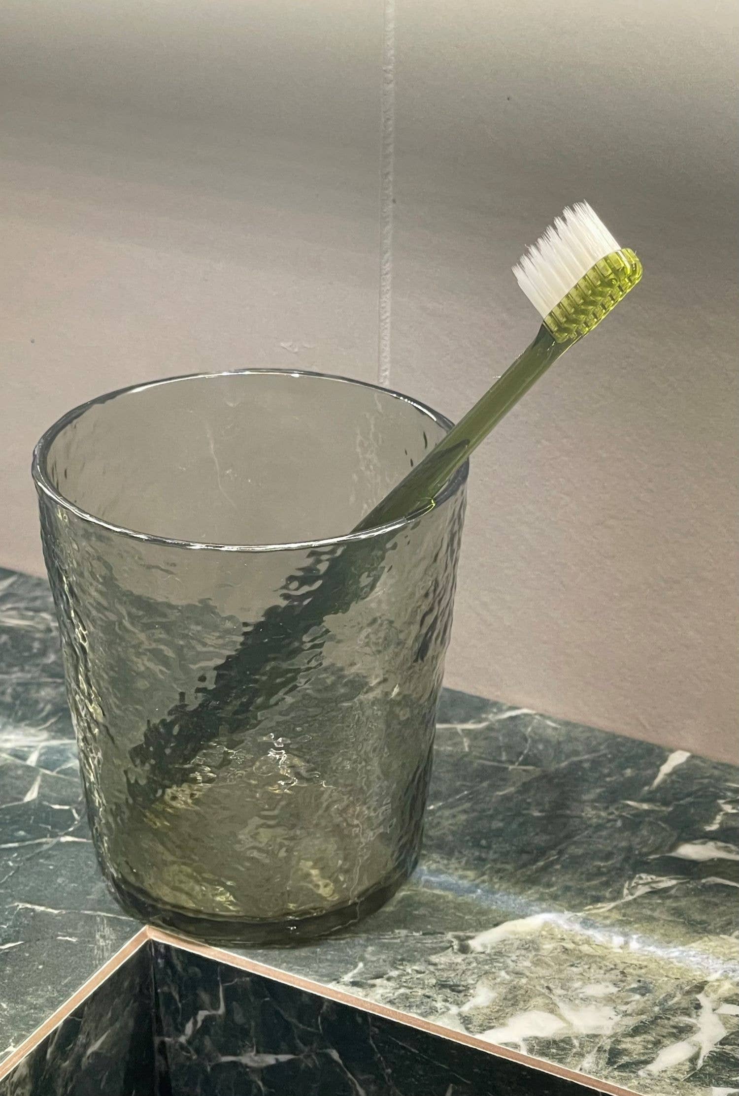 Fiorirà un giardino - Wholesale Drinking Glass/Cup - Green Hammered Effect Methacrylate Glass D8.5 H9 cm3