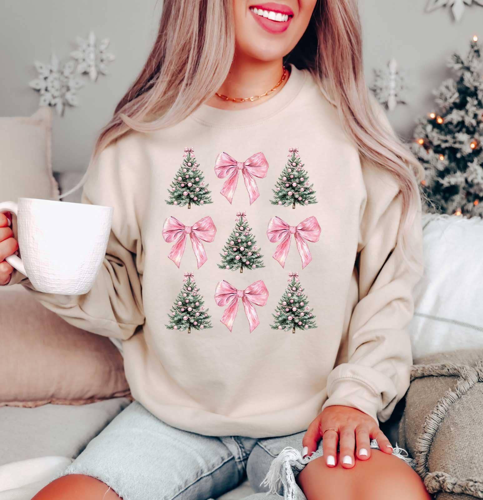 NVC Ecommerce LLC – wholesale T-shirt med logga - Dam – Coquette Bow jultröja, julgran-t-shirt3