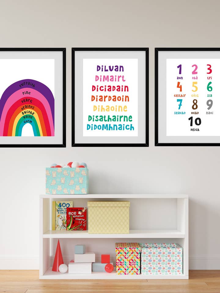 Numéro de chambre d'enfant gaélique, jours de la semaine, trio en couleur de tirages non encadrés pour la vente par Kalloway Design