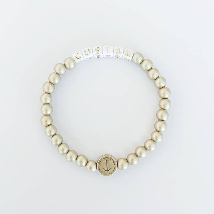 Bracelet à perles en bois doré et argenté personnalisable The Brynn pour la vente par HopeAnchor&Crew