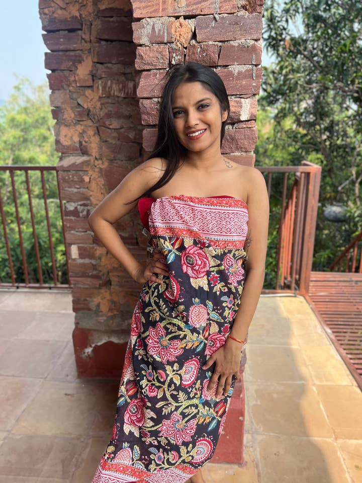 Sarong, Pareo, chal de algodón y colección de lujo de estampado en bloque para la playa, Paraíso de flores negras 🌸 para venta al por mayor de Aurobelle Ibiza