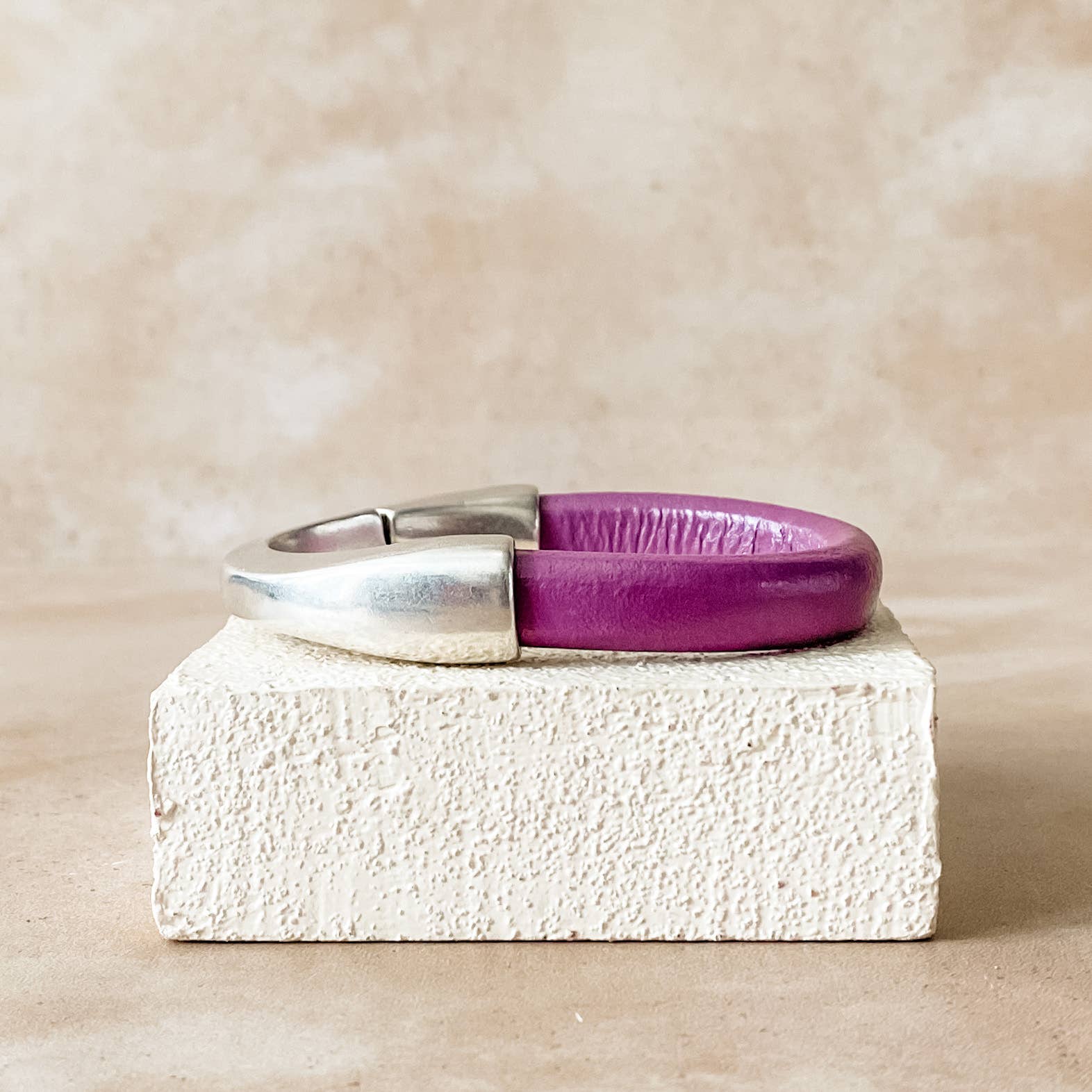 Diana Kauffman Designs - Vendita all'ingrosso Bracciale a polsino - Bracciale breakaway in pelle/Argento17