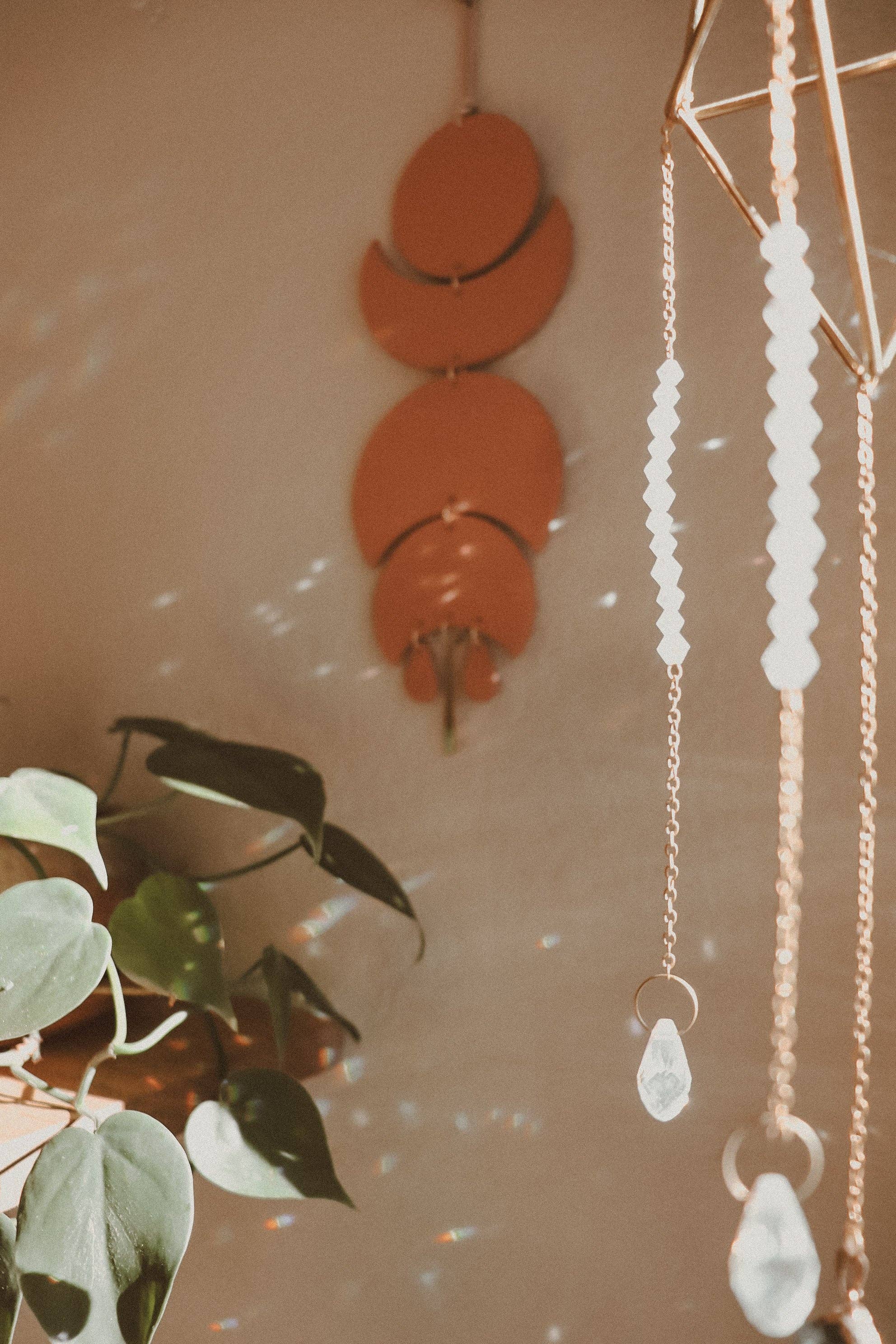 Rooted Reverie - Venta al por mayor Papel pintado 3D - Colgante de pared de arcilla con fase lunar celestial con colgante de latón5