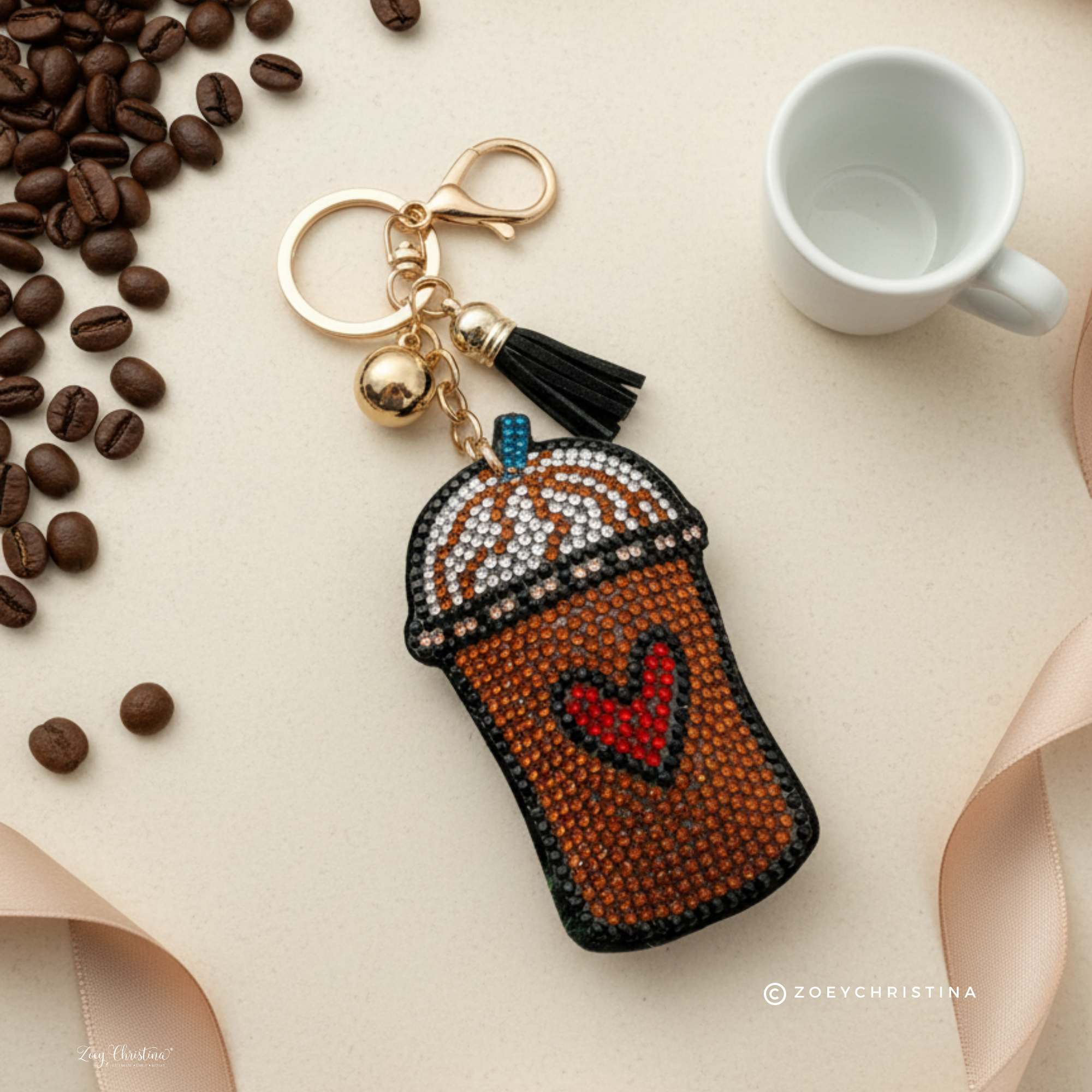 Zoey Christina – wholesale Nyckelringar - Dam – Frappekaffe Nyckelring – Glittrig Latteälskare Väskdekoration1