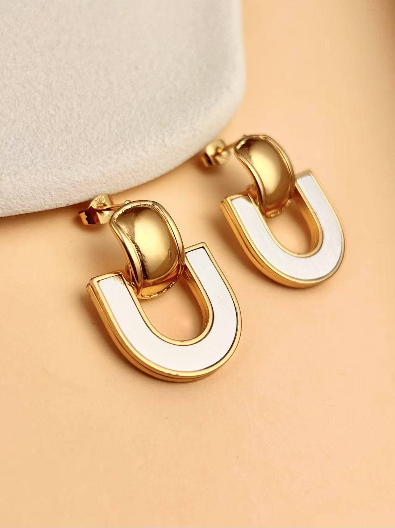 COSMOS – wholesale Dangle earrings – U Sculptural Gold Pearl Earrings0