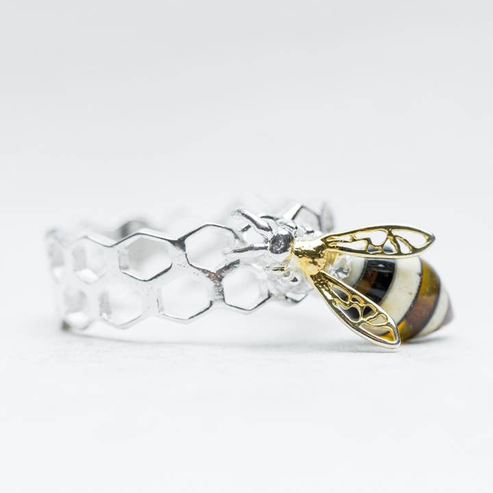 Anello a nido d'ape in argento con ambra baltica, anello a forma di ape per la vendita all'ingrosso da parte di Marcin Waryszak