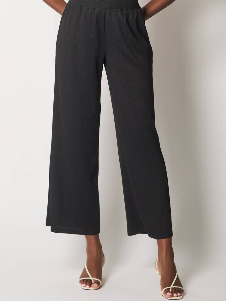 Pantaloni palazzo neri a vita alta per la vendita all'ingrosso da parte di SOLO