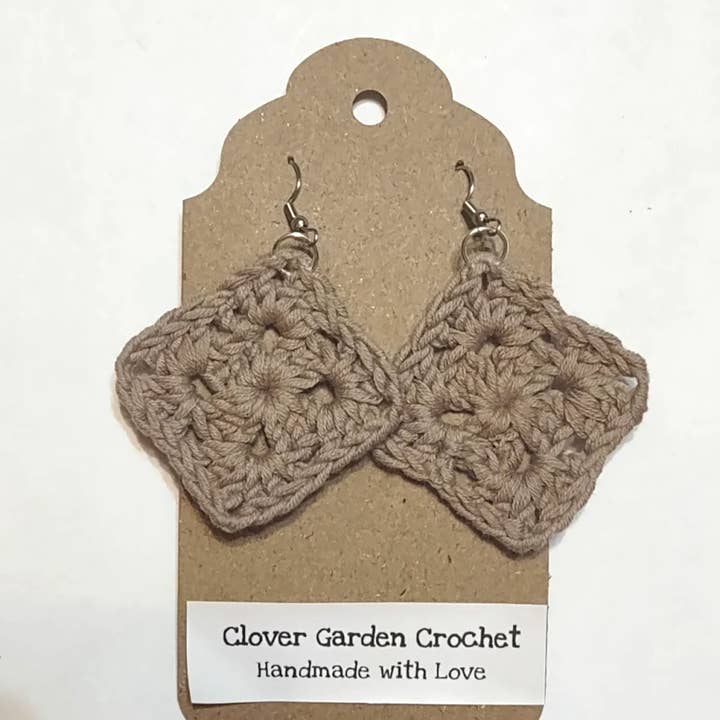 Boucles d'oreilles pendantes en crochet de coton à motif granny square dans des couleurs pastel pour la vente par Clover Garden Crafts