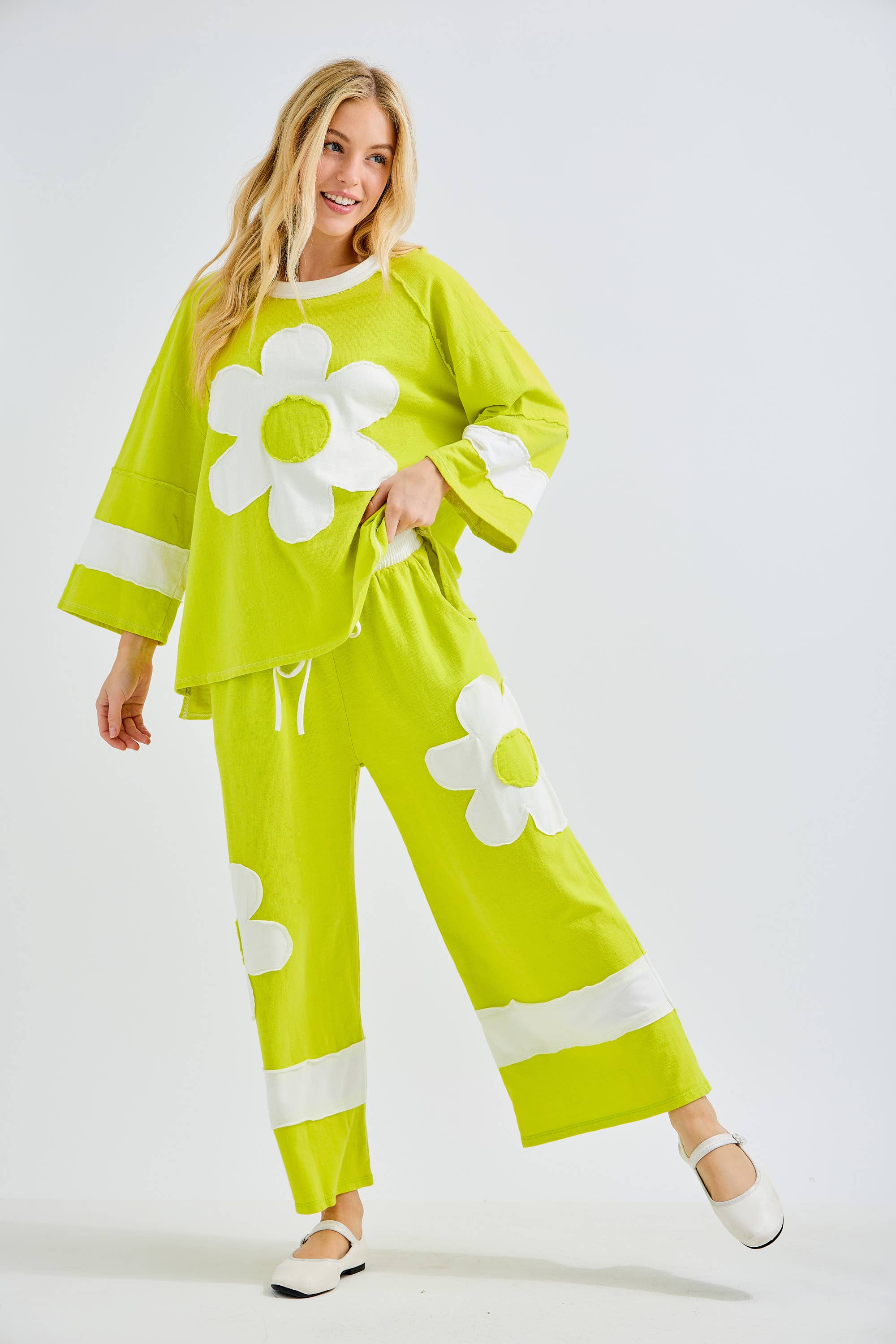 J.Her – Calças - Mulher por atacado – Calças de Perna Larga com Lavagem Mineral e Remendos de Flores HP63343