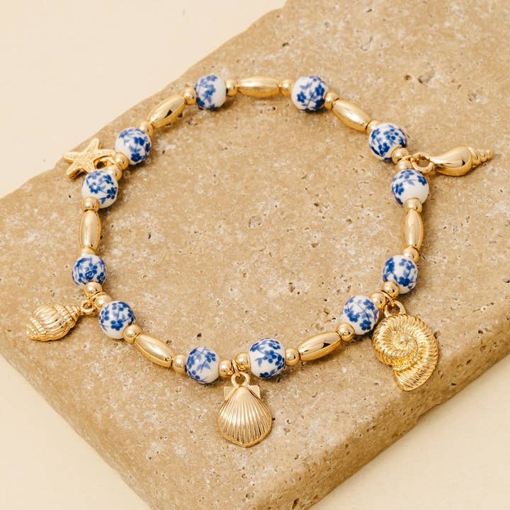 Bracelet en céramique avec breloques de vie marine et perles florales pour la vente par Anarchy Street