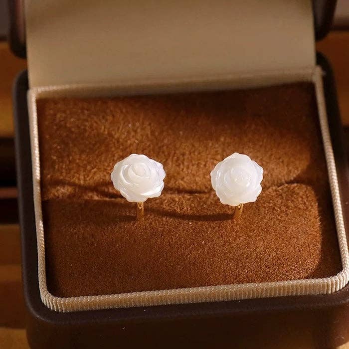 LanLivia - Wholesale Manchet-/omslagoorbellen - Vivid oorklem met roos van parelmoer - één paar1