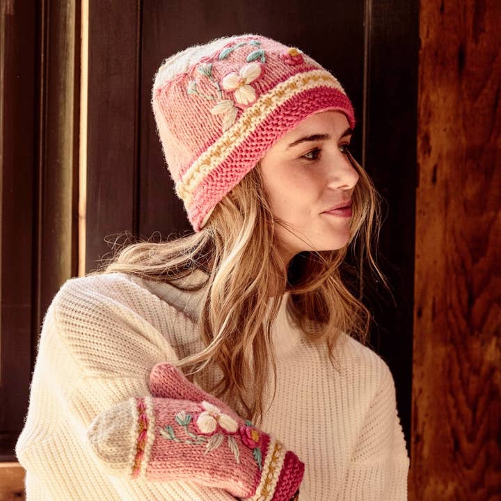 Bonnet en tricot Color Block Blush pour la vente par By Many Hands