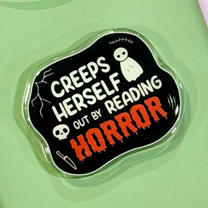 Se fait peur en lisant une histoire d'horreur Support Kindle/Téléphone pour la vente par Posh Paperie