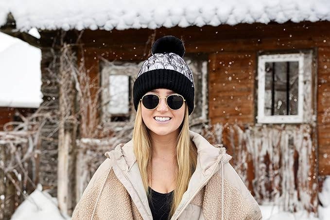 Funky Junque – Engroshandel Beanie - Dame – Puffer Faux Fur Pom Beanie - Sort/Sølv2