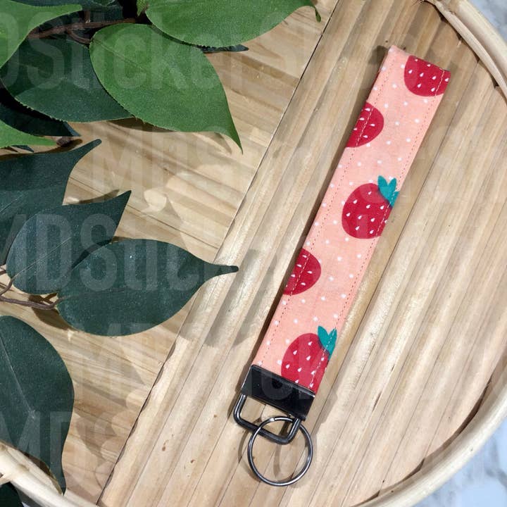 Jordbær på lyserødt printet stof nøglering for engroshandel hos MDStickerShop