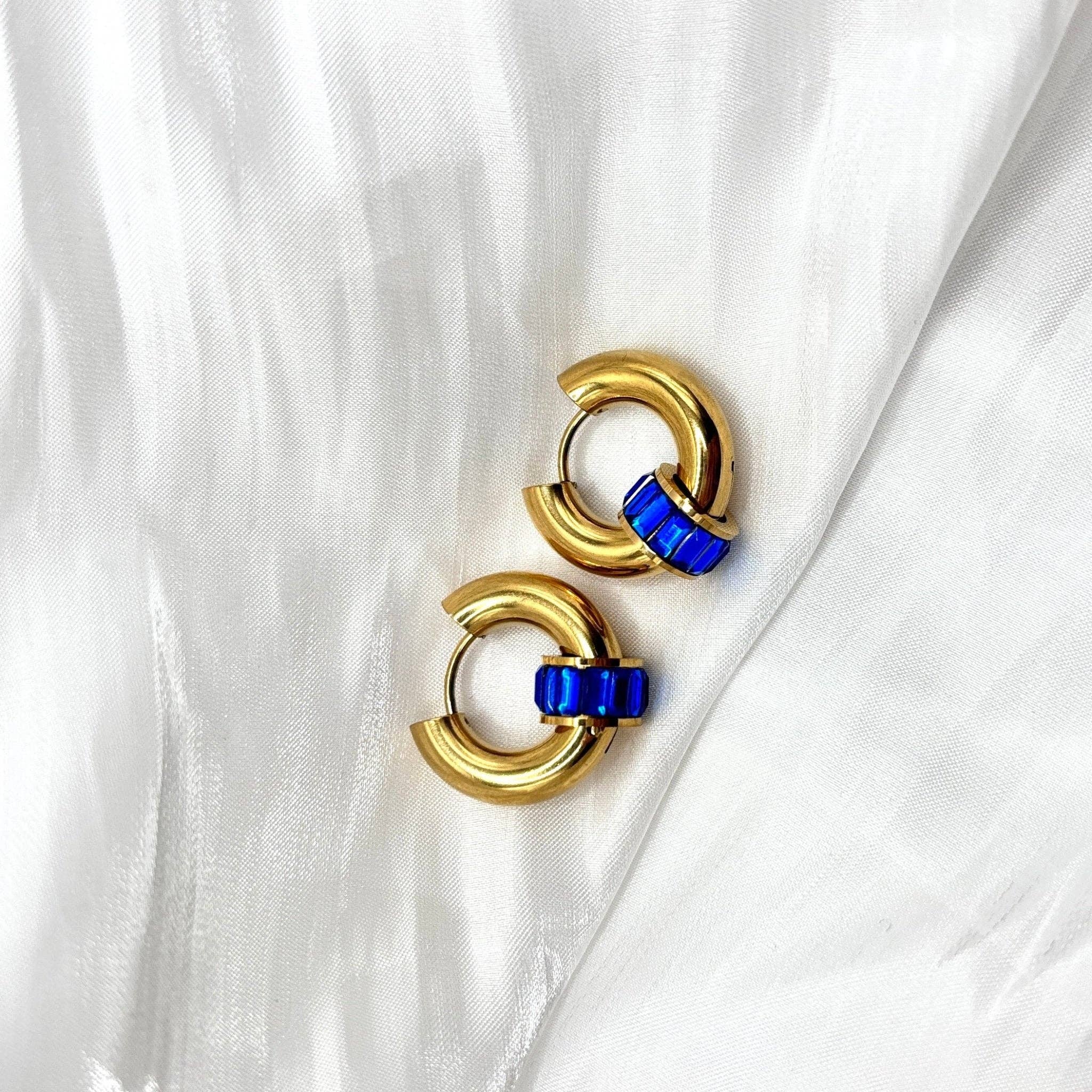 DUESTELLE ITALIA - Wholesale Huggie Earrings - Luna Bolt Hoops - Rounded Hoop Earrings with Zirconia7