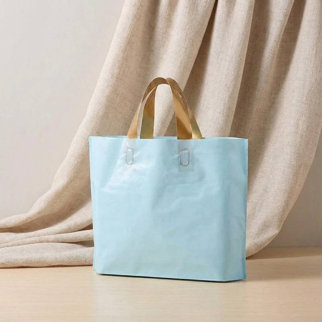 ByHome – Engroshandel Gavepose – 50 stk., 3 størrelser lyseblå PVC-gavepose med guldfarvet hank