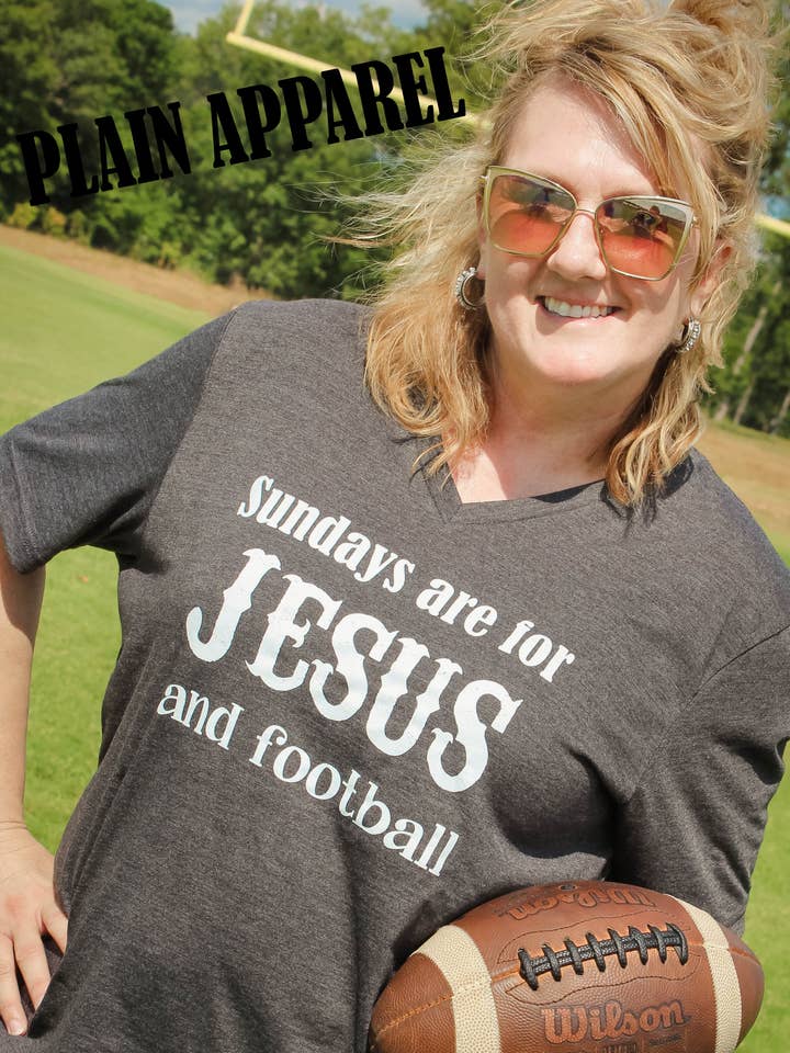 Le domeniche sono per Gesù e calcio con scollo a V per la vendita all'ingrosso da parte di Plain Apparel Tees