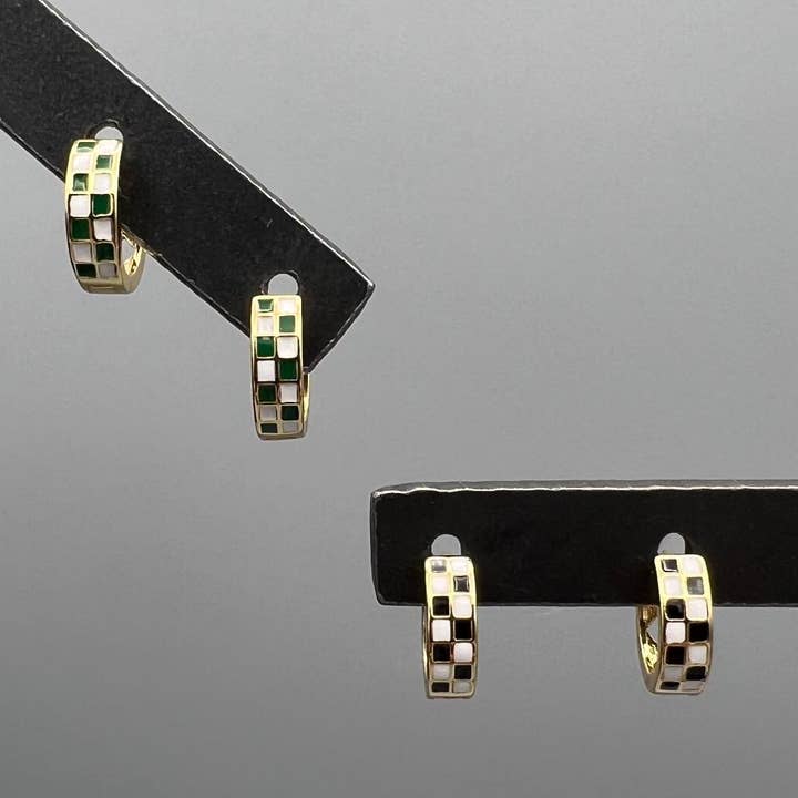 Karierte Huggie-Creolen für den Großhandel von Something Silver