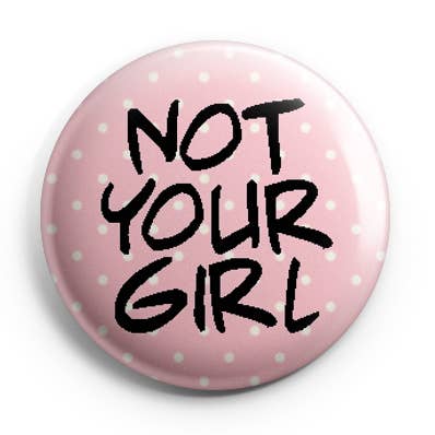 Ikke din pige (Feministisk) Pinback-knap/badge for engroshandel hos Prickly Cactus Collage