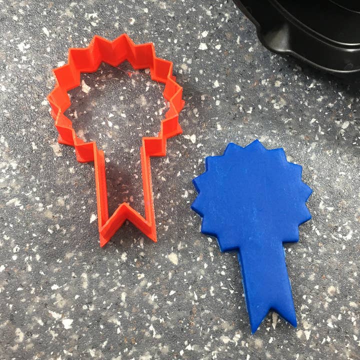 Blue Ribbon Prize Cookie eller Fondant Cutter för wholesale av CookieCutterSupply