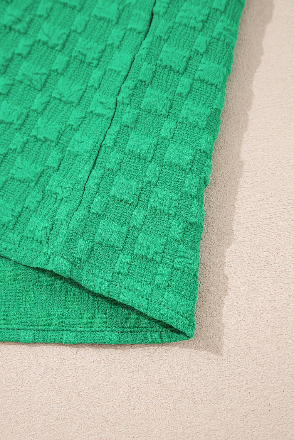 Verde brillante Top verde brillante texturizado de manga corta abullonada con escote en V con muesca de venta al por mayor en Faire5