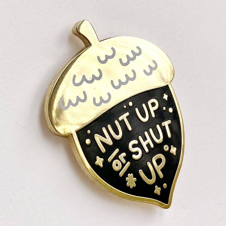 Spilla in smalto a forma di ghianda | «Nut Up Or Shut Up» nero e oro per la vendita all'ingrosso da parte di Extrasoft.co