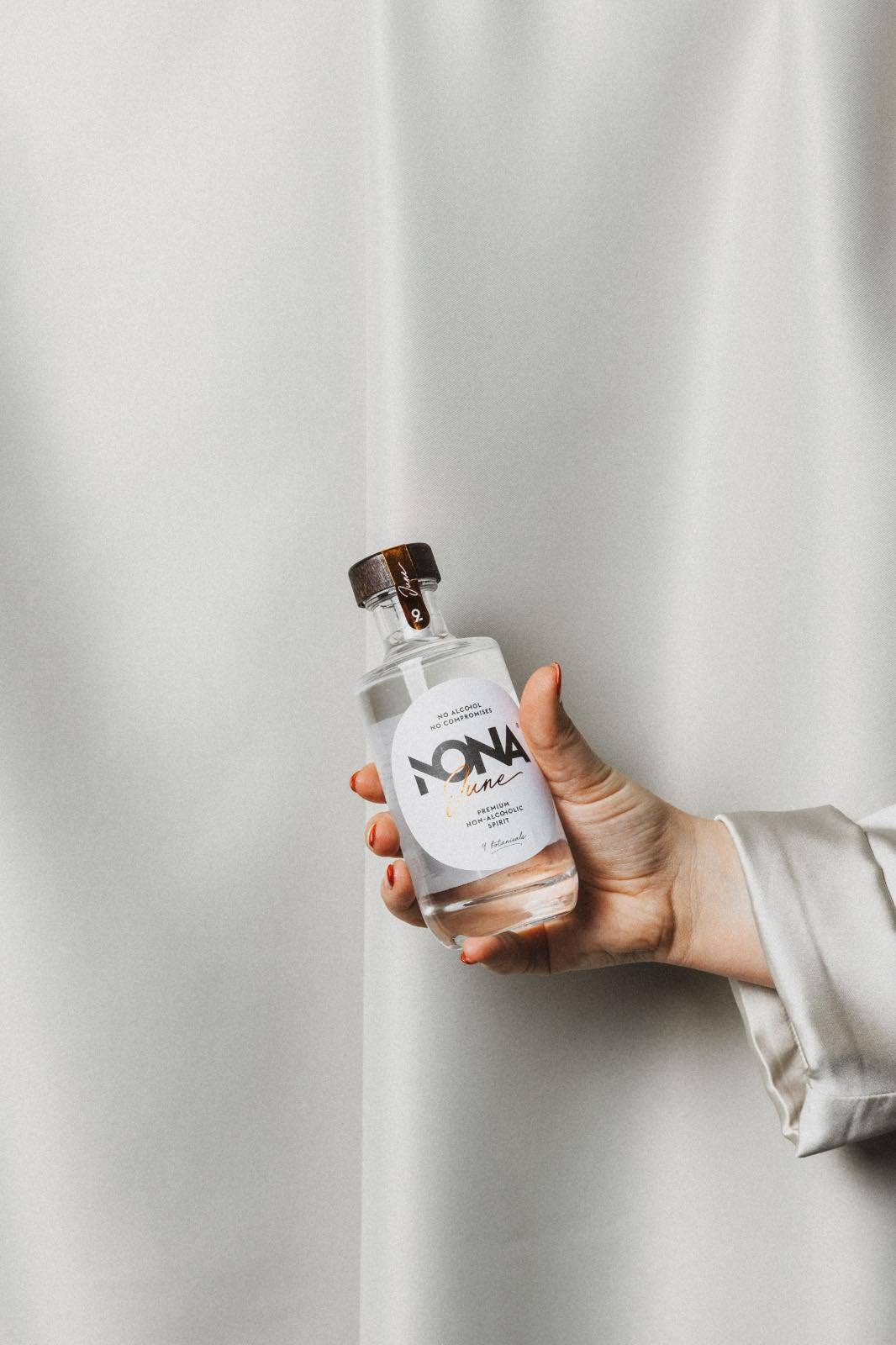 NONA Drinks - Wholesale Alcoholvrije gedistilleerde dranken/wijn/bier - NONA June 20cl3