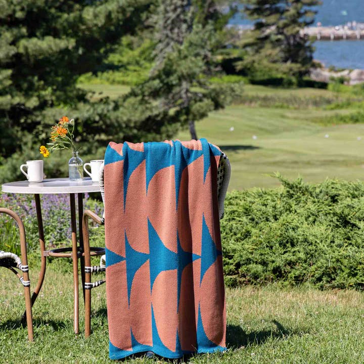 Couverture en tricot durable à motif floral pour intérieur et extérieur - Poly Kaareva par Petra Kaksonen pour la vente par In2Green