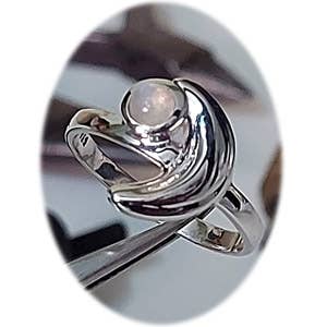 Tranquil Crescent Moon Sterling Ring - Rainbow Moonstone voor wholesale door Crystal Earth Sterling