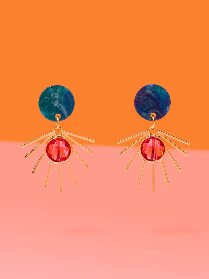 Hun er rig på Glam Small Dangles for engroshandel hos Tribe + Temple