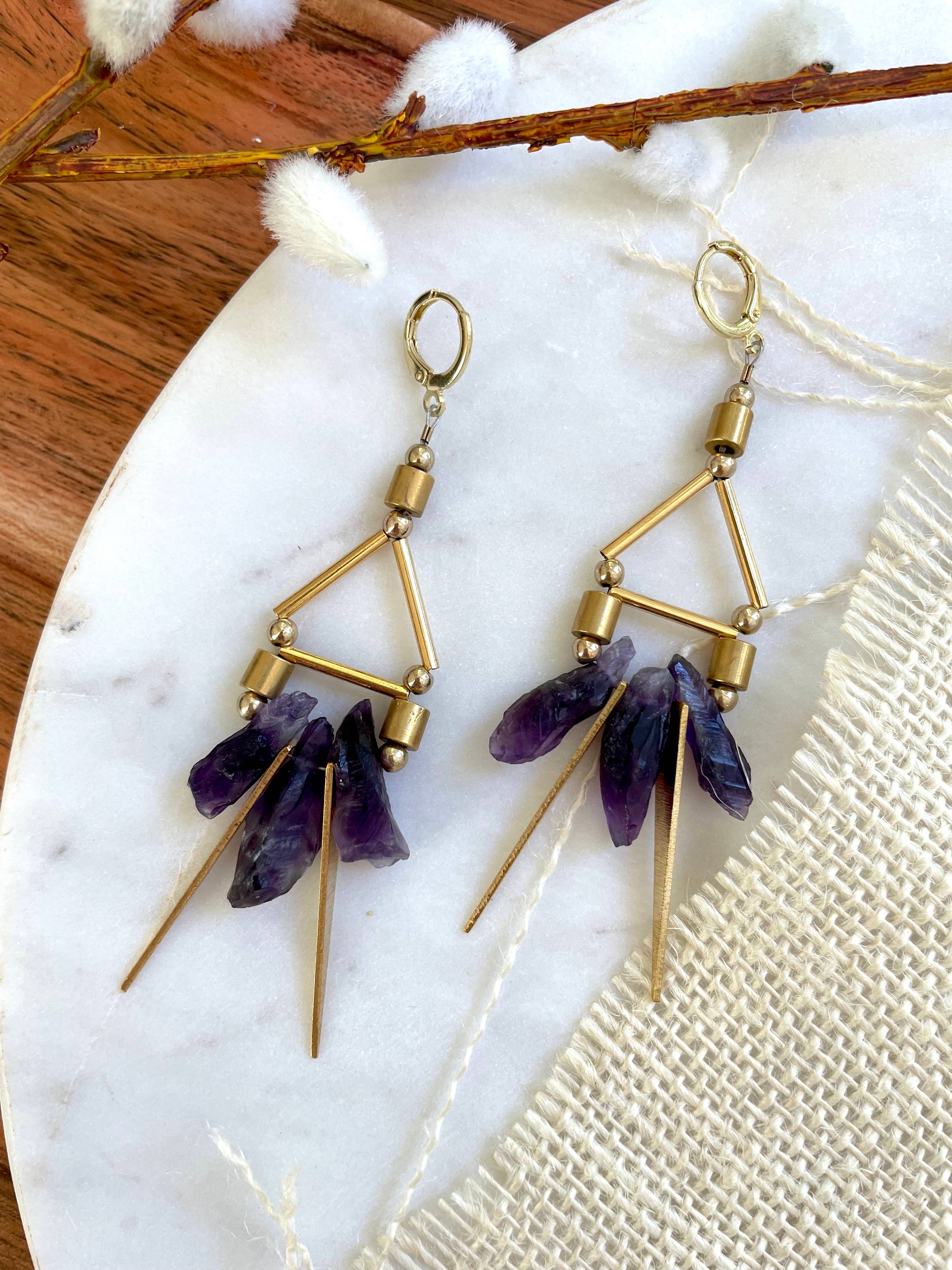 XTRA by Stacey - Wholesale Hangende/ronde oorbellen - The Alicent Earring - Raw Amethyst Spike Statement oorbellen7