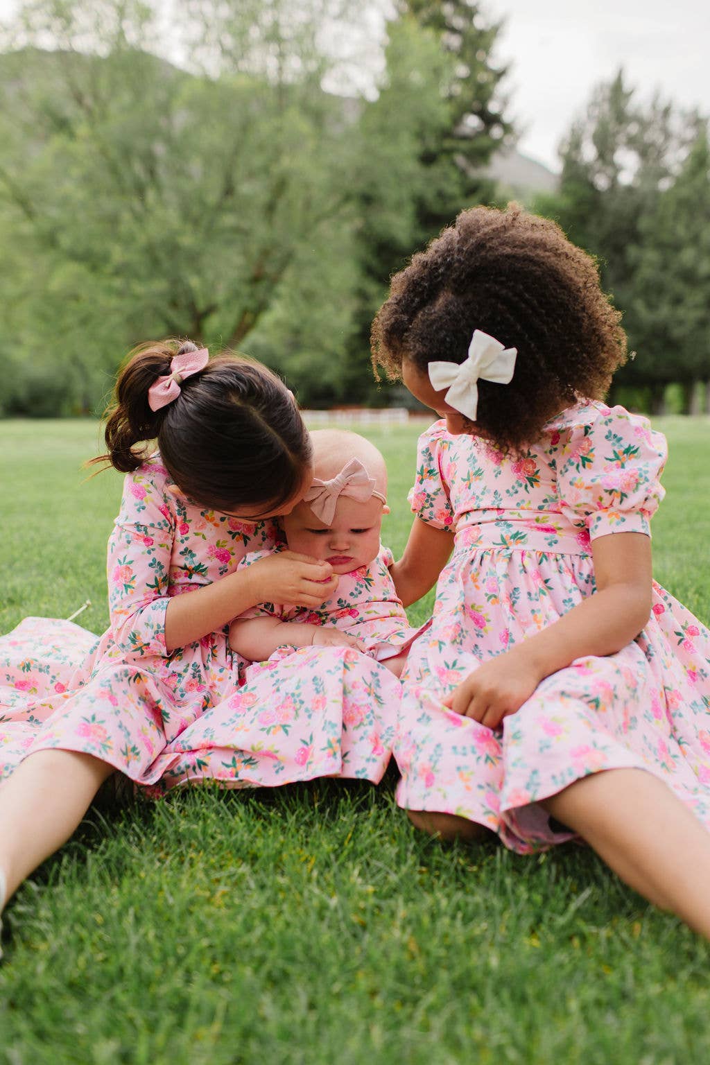 Ollie Jay – wholesale Klänning – Barn – Puffklänning i Peach Bouquet | Flickors Snurrklänning5