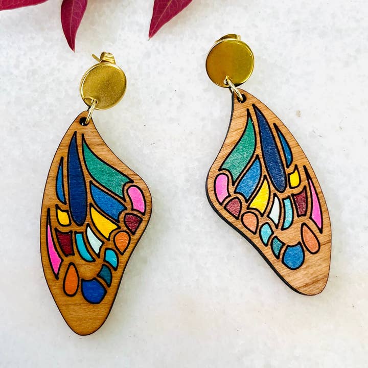 Rainbow Boho vlinderoorbellen voor wholesale door Urban Coyote