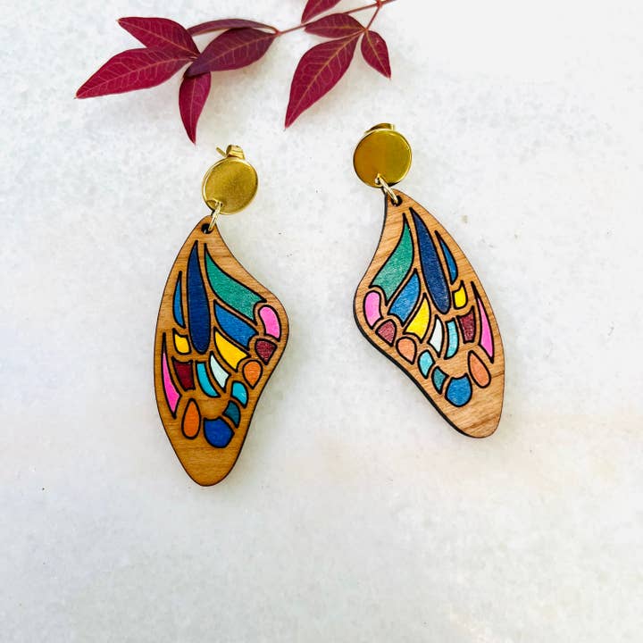 Rainbow Boho vlinderoorbellen voor wholesale door Urban Coyote