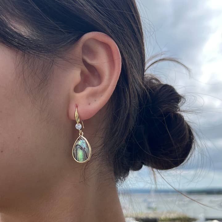 Ocean Ripples - Vente Boucles d'oreilles pendantes - Boucles d'oreilles pendantes en coquille d'ormeau plaquées or 14 carats2