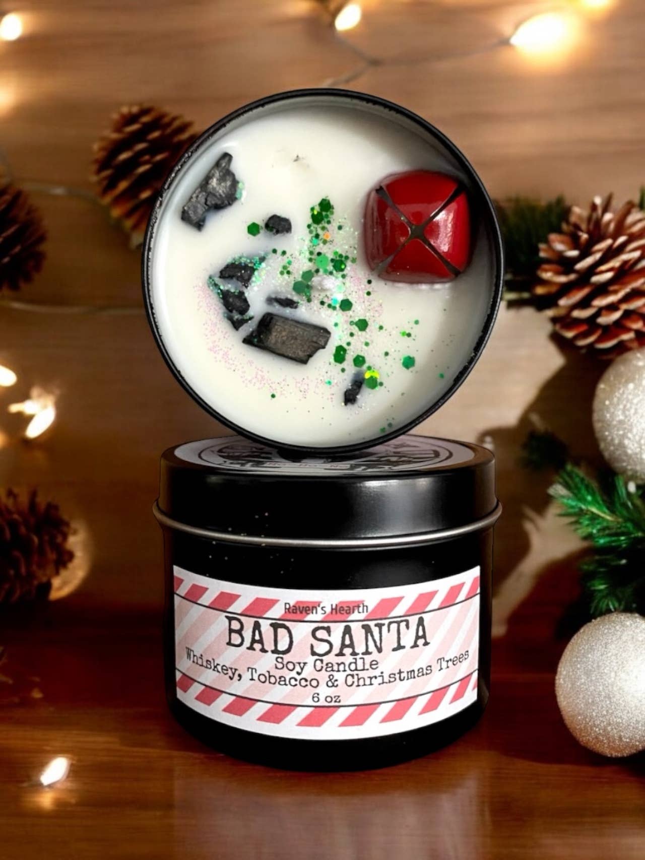 Raven’s Hearth – Großhandel Kerze im Glas / gefüllte Kerze – Bad Santa Candle | Frecher Weihnachtsduft | Vegan 1