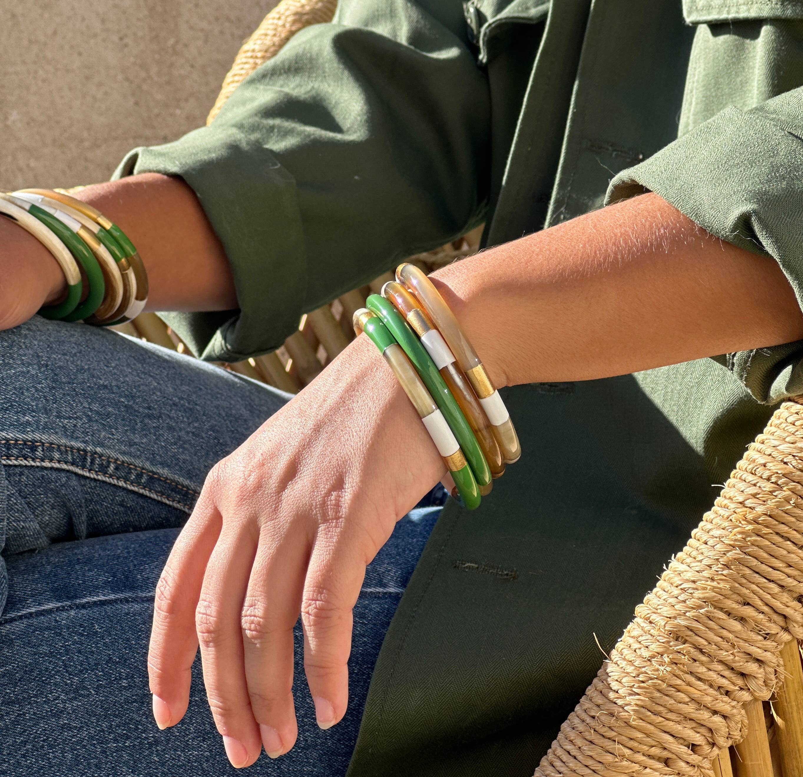 MAISON KIZO - Vendita all'ingrosso Bracciale a polsino - Bracciale rigido in corno di bufalo verniciato bianco oro e verde2