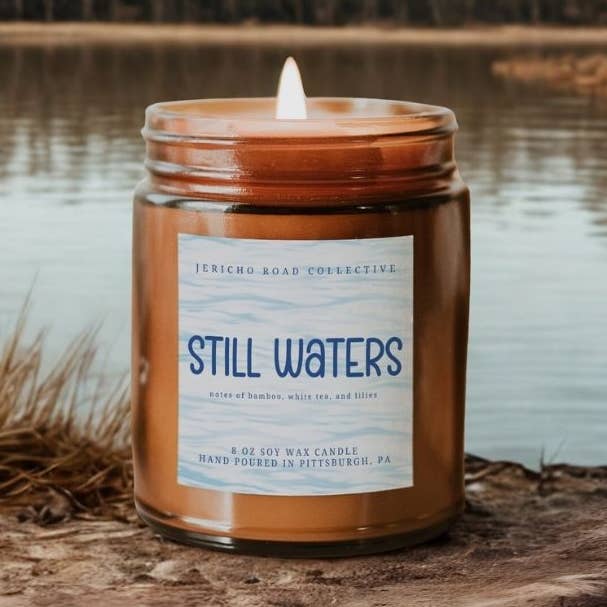 Candela in cera di soia Still Waters per la vendita all'ingrosso da parte di Jericho Road Collective