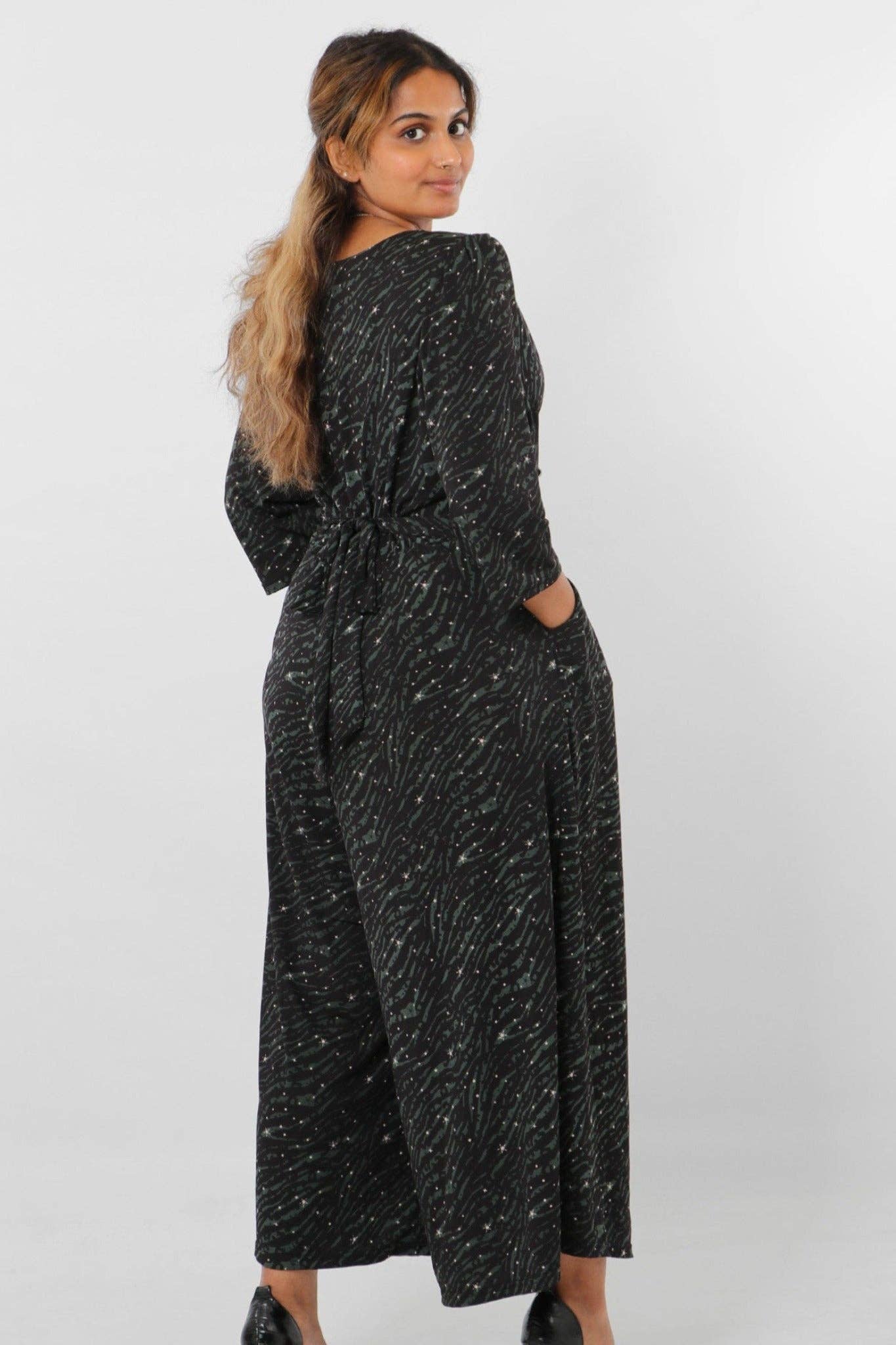 Sarta - Wholesale Jumpsuit - Dames - Kaki jumpsuit met wijde pijpen en zebraprint en sterrenprint2