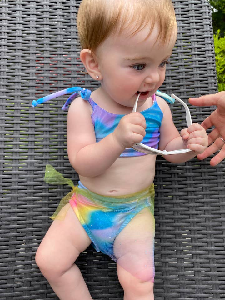 Bikini al tramonto sulla spiaggia per la vendita all'ingrosso da parte di Les Tout Petits