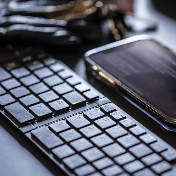 FashionIt - Wholesale Keyboard - Type Wireless Foldable Bluetooth Keyboard - Matte Black4