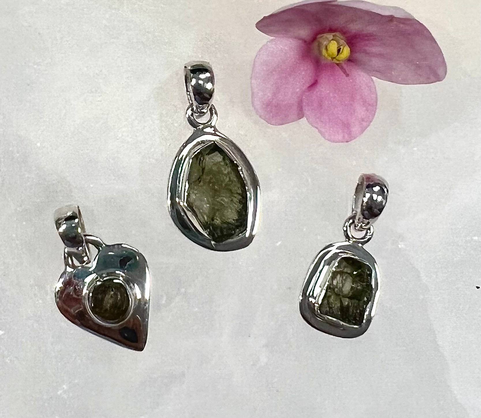 KayleeNYC - Vendita all'ingrosso Ciondolo/pendente - Lotto ingrosso 3 pz ciondoli Moldavite naturale in argento sterling 9256
